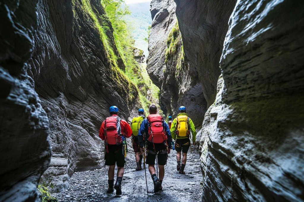 Canyon pour Tous : Renforcez l'esprit d'équipe avec nos stages de canyoning en famille ou en groupe dans les Pyrénées Atlantiques et en Espagne !