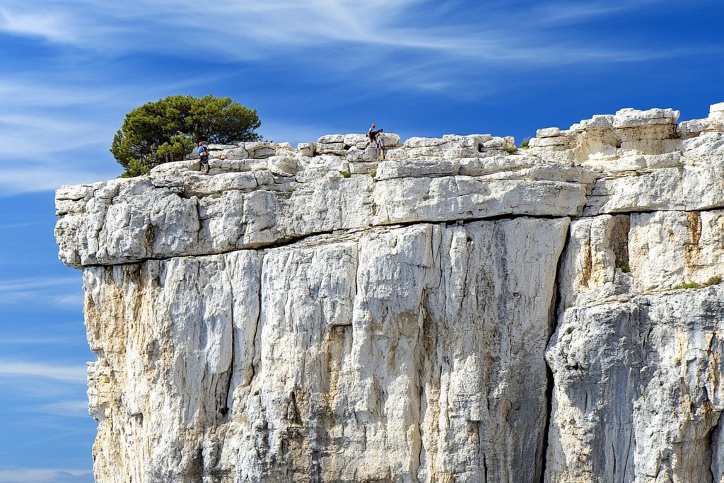 Escalade Tendances du Sud : Team Building Inoubliable dans les Calanques de Marseille